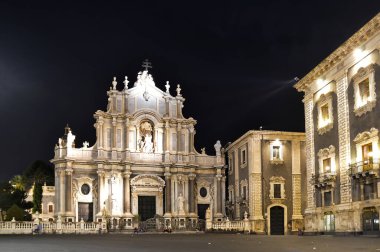 Catania, İtalya, 14 Ekim 2016. Meydanın ve Saint Agata katedralinin gece görüntüsü..