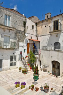 Puglia bölgesindeki Akdeniz köyü Monte Sant 'Angelo' nun beyaz evleri arasında dar bir sokak..