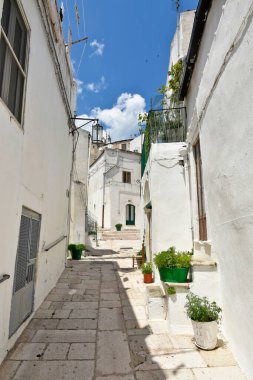 Puglia bölgesindeki Akdeniz köyü Monte Sant 'Angelo' nun beyaz evleri arasında dar bir sokak..