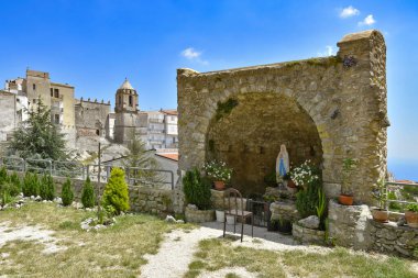 Monte Sant 'Angelo, İtalya, 06 / 28 / 2020. Küçük bir Apulian kasabasında Bakire Meryem 'in heykeli olan küçük bir mağara..