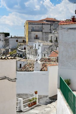 Puglia bölgesinde bir kasaba olan Monte Sant 'Angelo' nun panoramik manzarası.
