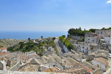Puglia bölgesinde bir kasaba olan Monte Sant 'Angelo' nun panoramik manzarası.