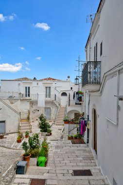 Puglia bölgesindeki Akdeniz köyü Monte Sant 'Angelo' nun beyaz evleri arasında dar bir sokak..