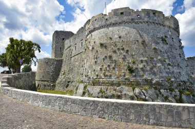 Monte Sant 'Angelo, İtalya, 06 / 28 / 2020. Küçük bir Apulian kasabasının tarihi merkezinde bir ortaçağ şatosunun kulesi..