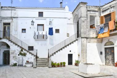 Monte Sant 'Angelo, İtalya, 06 / 28 / 2020. Küçük bir Apulian kasabasının tarihi merkezindeki eski beyaz evlerin avlusu..