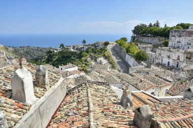 Puglia bölgesinde bir kasaba olan Monte Sant 'Angelo' nun panoramik manzarası.