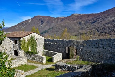 Gioia Sannitica, İtalya, 04 / 03 / 2021. Caserta ilindeki bir ortaçağ şatosunun kalıntıları..