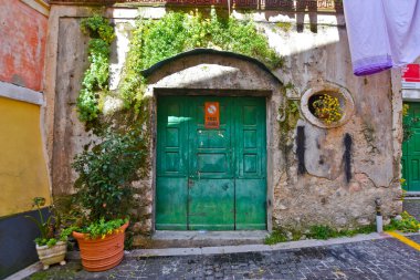 Gioia Sannitica, İtalya, 04 / 03 / 2018. Caserta 'nın küçük bir kasabasındaki eski bir evin cephesi..