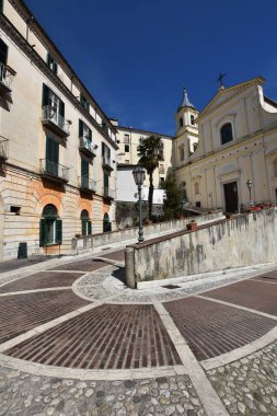 İtalya 'nın Caserta eyaletindeki eski bir kasaba olan Piedimonte Matese' nin evleri arasında dar bir sokak..