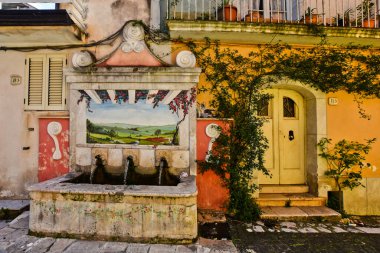 Gioia Sannitica, İtalya, 04 / 03 / 2021. Caserta ilindeki bir köyde bulunan tablolarla süslenmiş bir çeşme..