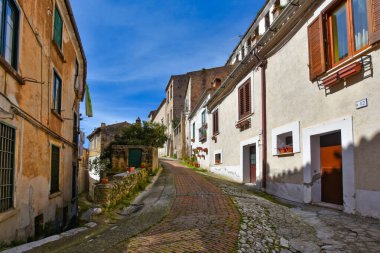 İtalya 'nın Caserta eyaletindeki eski bir kasaba olan Piedimonte Matese' nin evleri arasında dar bir sokak..
