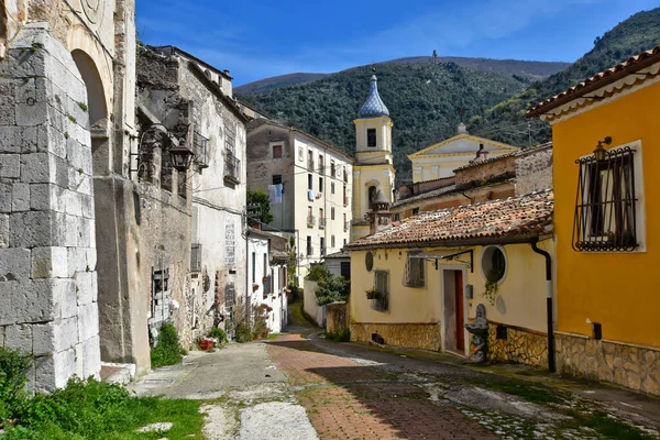 İtalya 'nın Caserta eyaletindeki eski bir kasaba olan Piedimonte Matese' nin evleri arasında dar bir sokak..