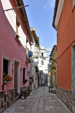 İtalya 'nın Caserta eyaletindeki eski bir kasaba olan San Gregorio Matese' nin beyaz evleri arasında dar bir sokak..