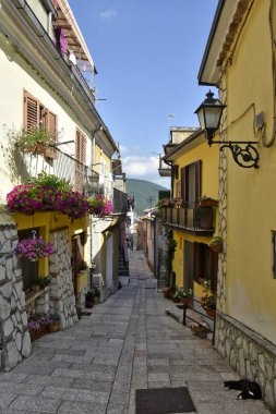 İtalya 'nın Caserta eyaletindeki eski bir kasaba olan San Gregorio Matese' nin beyaz evleri arasında dar bir sokak..