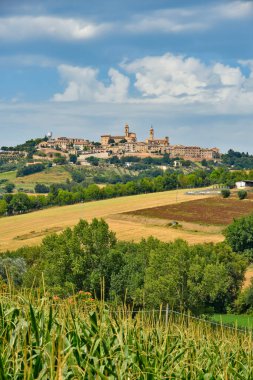 İtalya 'nın Marche bölgesinde bir ortaçağ kasabası olan Montecosaro' nun manzarası.