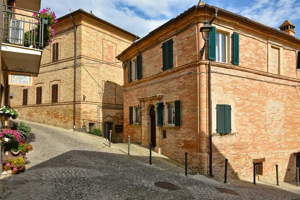 Une Rue Étroite Entre Les Vieilles Maisons Montecosaro Une Ville — Photo