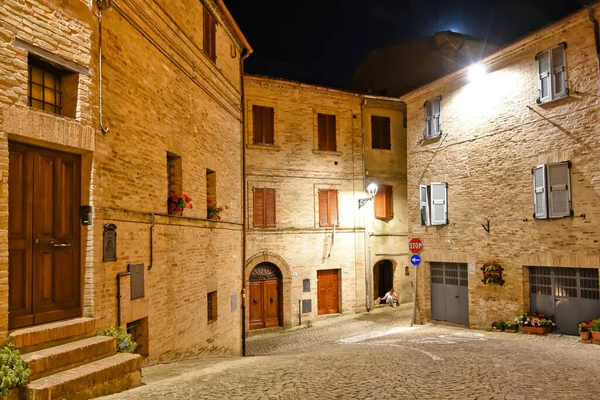 Montecosaro Italië 2018 Een Smalle Straat Tussen Oude Huizen Van — Stockfoto