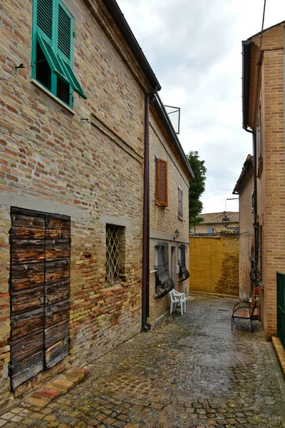 イタリアのマルケ州にある中世の町 モンテコサーロの古い家の間の狭い通り — ストック写真