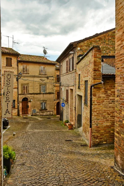 Een Smalle Straat Tussen Oude Huizen Van Montecosaro Een Middeleeuwse — Stockfoto
