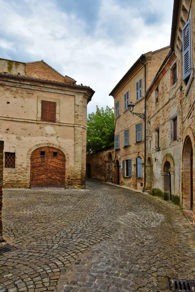 イタリアのマルケ州にある中世の町 モンテコサーロの古い家の間の狭い通り — ストック写真