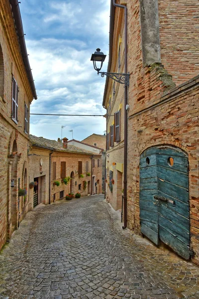 Uma Rua Estreita Entre Antigas Casas Montecosaro Uma Cidade Medieval — Fotografia de Stock