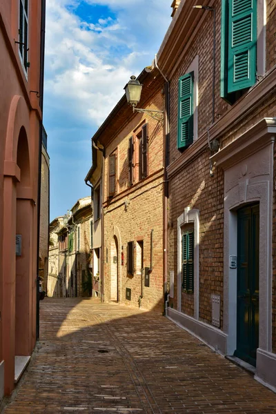 イタリアのマルケ州の中世の町シビタノーヴァ アルタの古い家の間の狭い通り — ストック写真