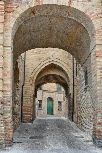 イタリアのマルケ州の中世の町モンテルユーポネの古い家の間の狭い通り — ストック写真