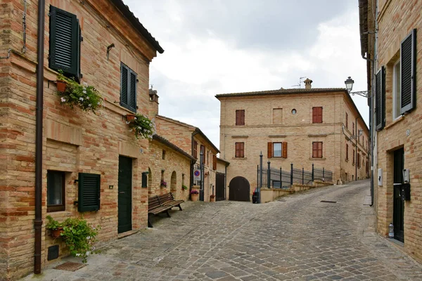 Úzká Ulice Mezi Starými Domy Montelupone Středověkého Města Marche Regionu — Stock fotografie
