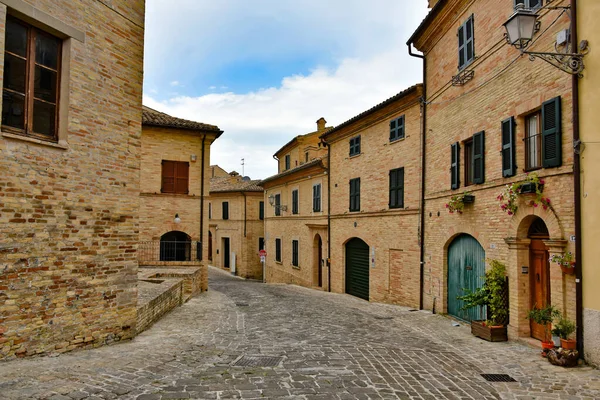 Uma Rua Estreita Entre Antigas Casas Montelupone Uma Cidade Medieval — Fotografia de Stock