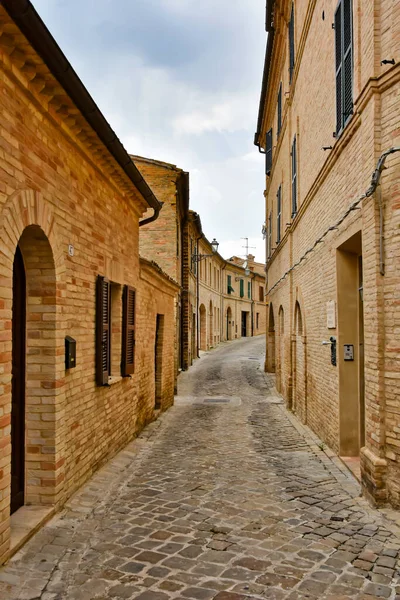 Een Smalle Straat Tussen Oude Huizen Van Montelupone Een Middeleeuwse — Stockfoto