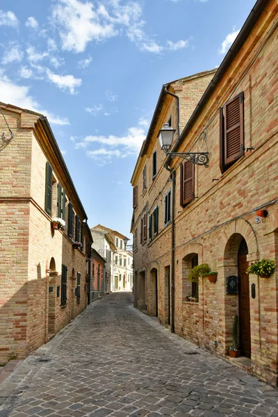 イタリアのマルケ州の中世の町モンテルユーポネの古い家の間の狭い通り — ストック写真