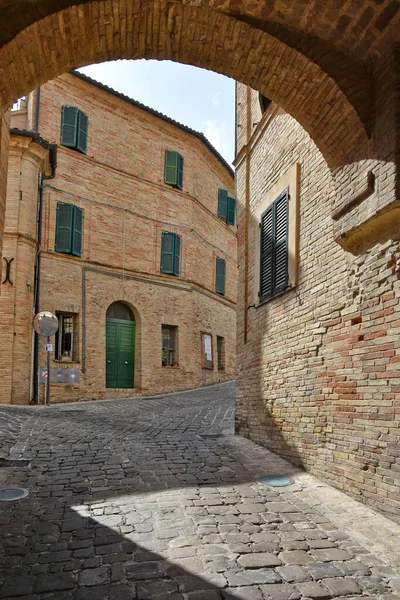 Úzká Ulice Mezi Starými Domy Montelupone Středověkého Města Marche Regionu — Stock fotografie