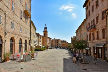 Macerata, İtalya, 07 / 22 / 2018. Marche bölgesinde bir ortaçağ şehrinin tarihi merkezinde bir meydan.