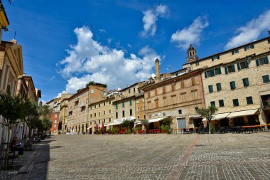 Macerata, İtalya, 07 / 22 / 2018. Marche bölgesinde bir ortaçağ şehrinin tarihi merkezinde bir meydan.