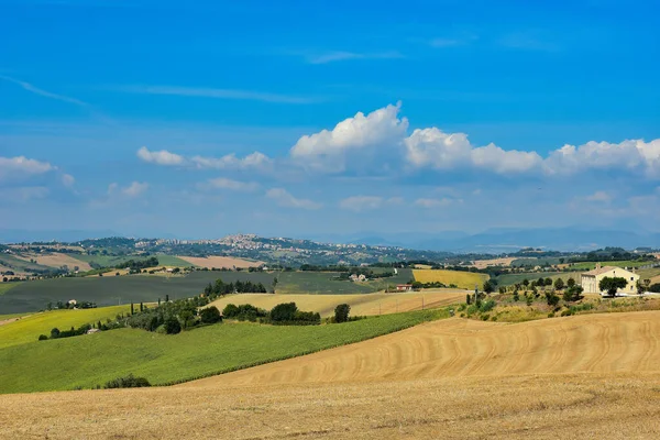 İtalya 'daki Marche bölgesinin tipik doğal manzarası.