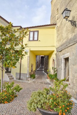 Fornelli, İtalya, 11 / 23 / 2019. İtalya 'nın Molise bölgesindeki bir ortaçağ köyündeki eski bir evin cephesi..