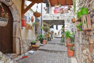 Fornelli, İtalya, 11 / 23 / 2019. Molise bölgesinde bir ortaçağ köyünün karakteristik bir sokağı..