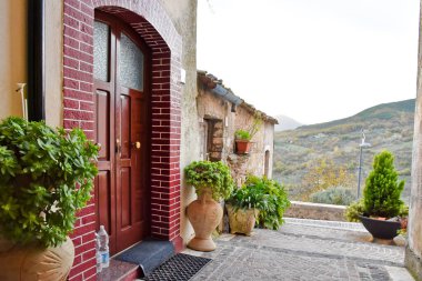 Fornelli, İtalya, 11 / 23 / 2019. İtalya 'nın Molise bölgesindeki bir ortaçağ köyündeki eski bir evin cephesi..