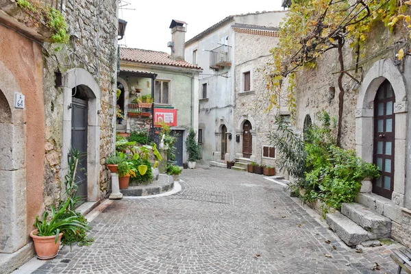 Fornelli イタリア 2019 モリーゼ地方の中世の村の古い家の間の小さな通り イタリア — ストック写真