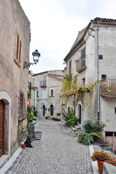 イタリアのモリーゼ地方の中世の村フォルネリの古い家の間の小さな通り — ストック写真