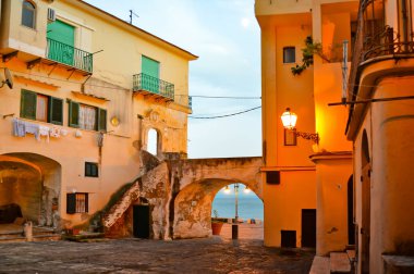 Cetara 'daki eski evler, İtalya' nın Salerno eyaletinde bir sahil köyü..