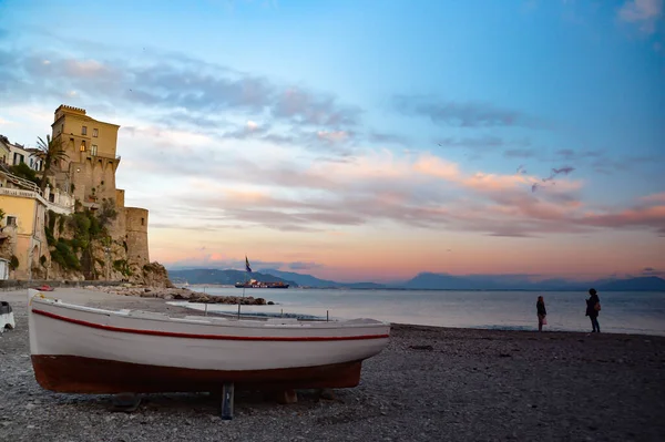 Cetara 'nın küçük plajı, İtalya' nın Salerno eyaletinde bir sahil köyü..