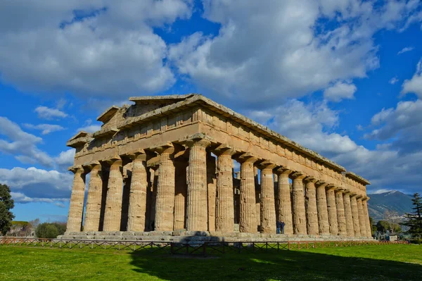 Paestum Włochy 2016 Przód Starożytnej Greckiej Świątyni Parku Archeologicznym Regionie — Zdjęcie stockowe