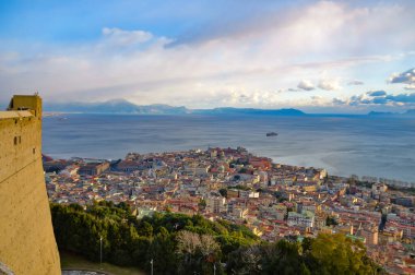 Napoli, İtalya, 01 / 06 / 2017. Ortaçağ şatosunun terasından şehrin manzarası..