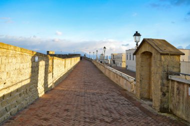 Napoli, İtalya, 01 / 06 / 2017. Eski kasabanın panoramik manzaralı bir ortaçağ şatosunun duvarlarında yürü.