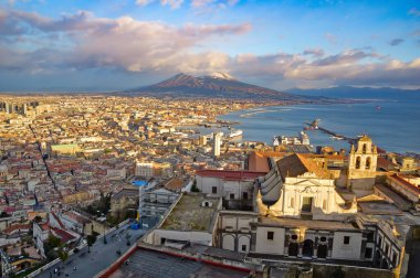 Napoli, İtalya, 01 / 06 / 2017. Ortaçağ şatosunun terasından şehrin manzarası..