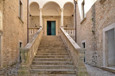 Monteroduni, İtalya, 09 / 05 / 2017. Molise bölgesinde bir ortaçağ şatosunun iç avlusunda..