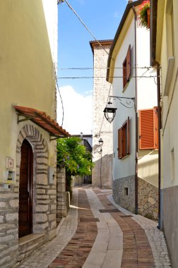 Monteroduni 'de dar bir sokak, Molise bölgesinde bir ortaçağ köyü, İtalya.