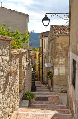 Monteroduni 'de dar bir sokak, Molise bölgesinde bir ortaçağ köyü, İtalya.