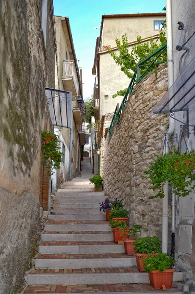 イタリアのモリーゼ地方の中世の村モンテレドーニの狭い通り — ストック写真